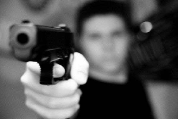 Se pelearon y le pegó un tiro en cada pierna