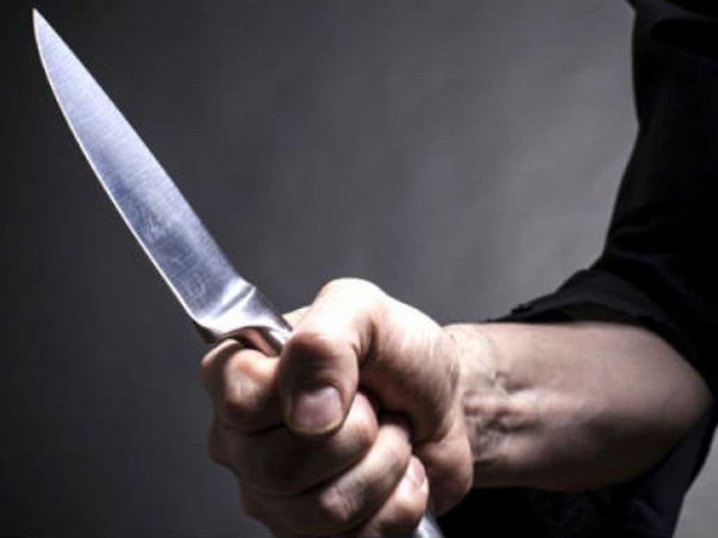 La amenazan con un cuchillo y le roban el celular