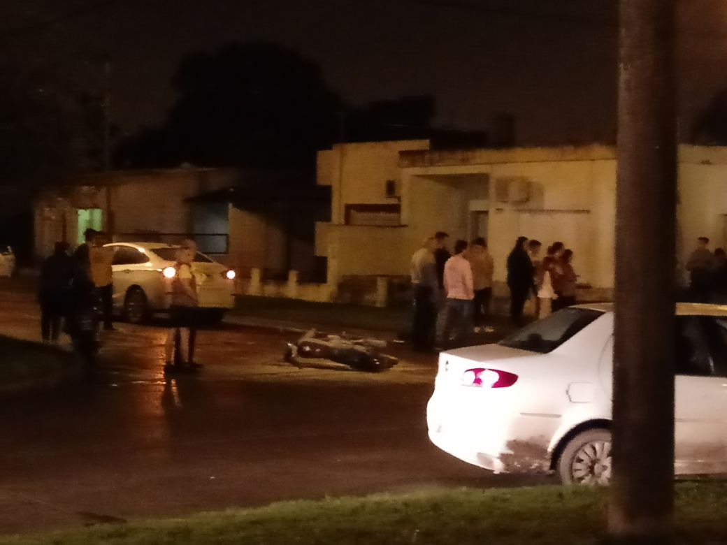 Accidente entre un auto y una moto