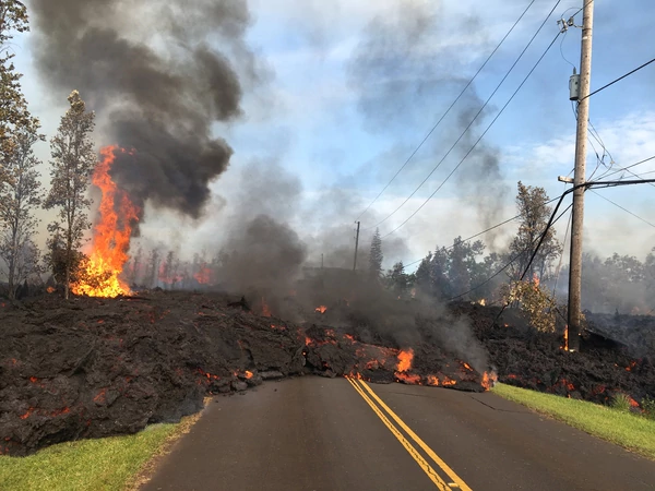 La lava del volcán Kilauea brota en cualquier parte y avanza sin tregua sobre Hawaii