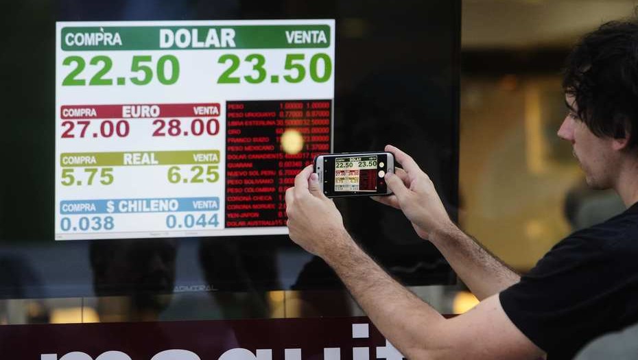 El dólar cerró a $ 22,99 y el Banco Central volvió a subir la tasa: la llevó a 33,25%