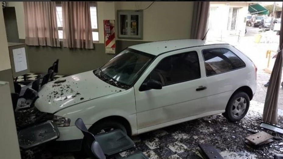 Le cortaron la luz y, como protesta, incrustó su auto en las oficinas de la empresa