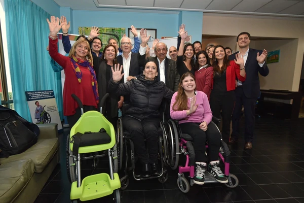 El día que 500 sillas de ruedas de diseño llegarán a la Argentina para transformar la vida de los niños con discapacidad