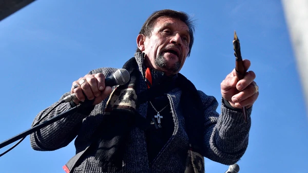 Un hombre con un cuchillo burló el operativo policial y se subió al escenario durante el acto por el Día de la Bandera