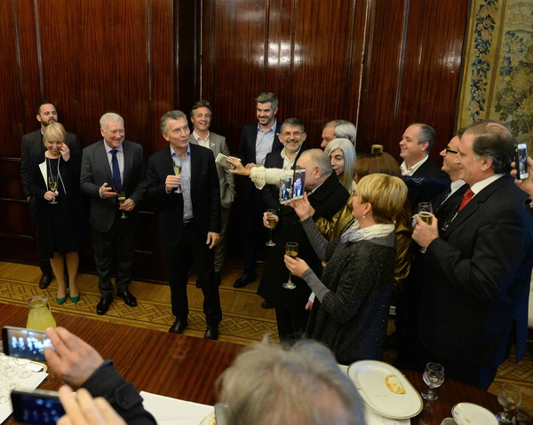 Mauricio Macri ya firmó el decreto para permitir subas extras de salarios más allá de los acuerdos paritarios