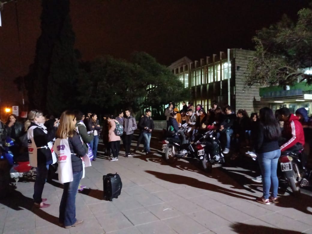 Elena Salmeron. Charla con estudiantes en la calle.