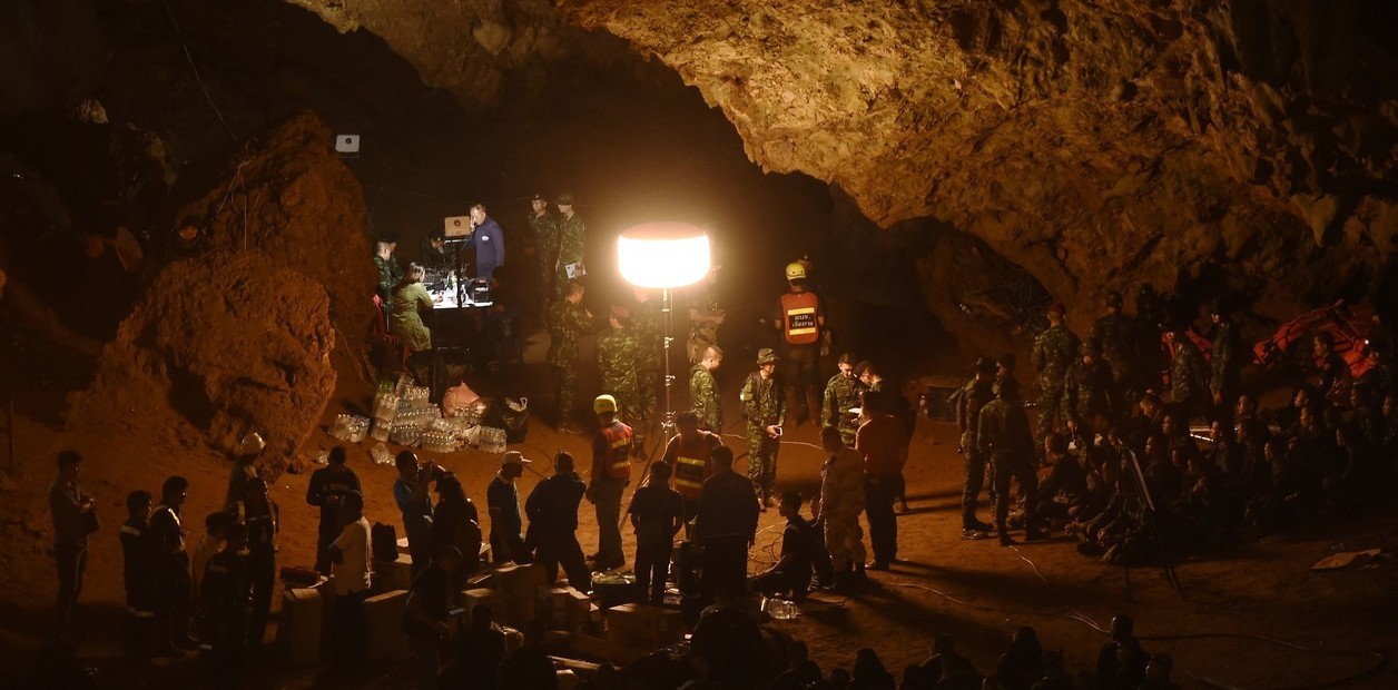 Tailandia Buscan contrarreloj a 12 chicos atrapados en una cueva