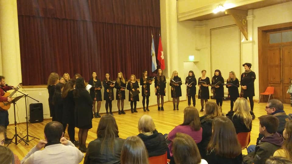 Noche de Coros. A sala llena.