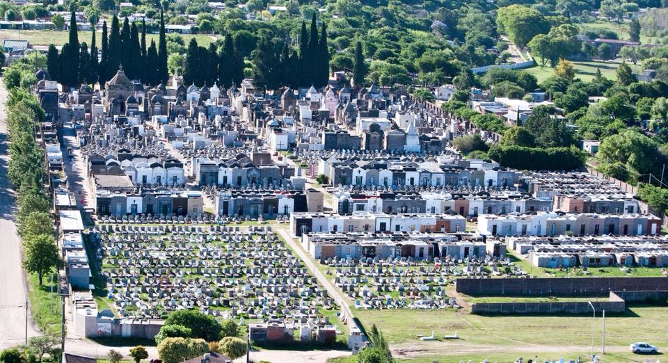 Próxima visita guiada al Cementerio local.