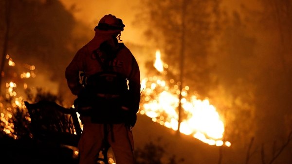 Donald Trump declaró estado de emergencia en California por los incendios que ya causaron 2 muertos y miles de evacuados