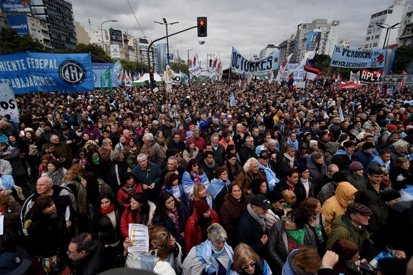 La oposición y actores se manifestaron en contra del acuerdo con el Fondo Monetario