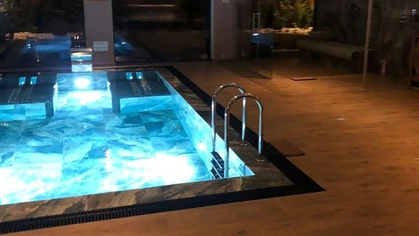 Piscinas climatizadas, 11 empleados y obras de arte: así es por dentro la fastuosa mansión de Diego Maradona en Bielorrusia