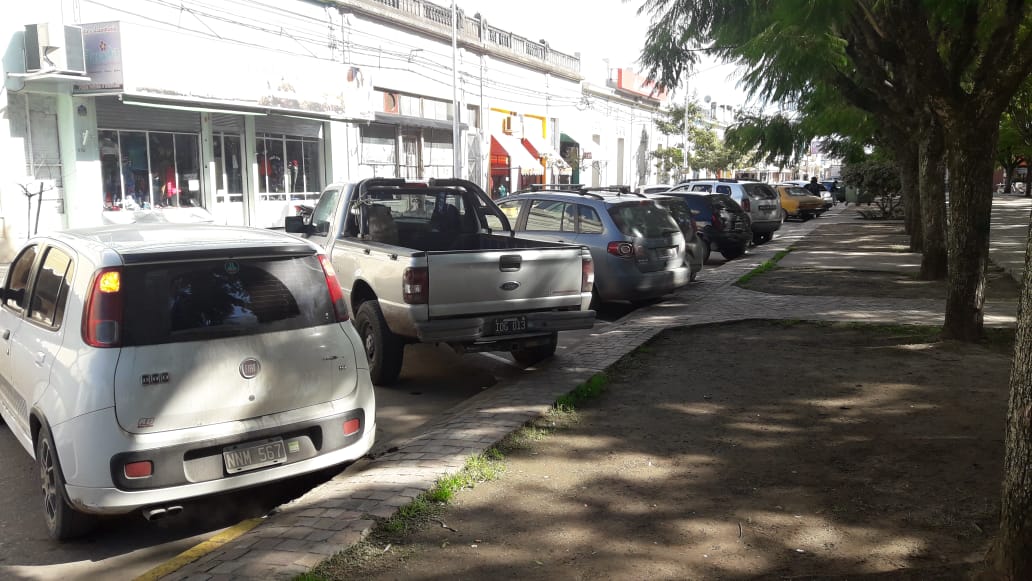Alejandro Messina. Estacionamiento a 45° en Plaza Mitre