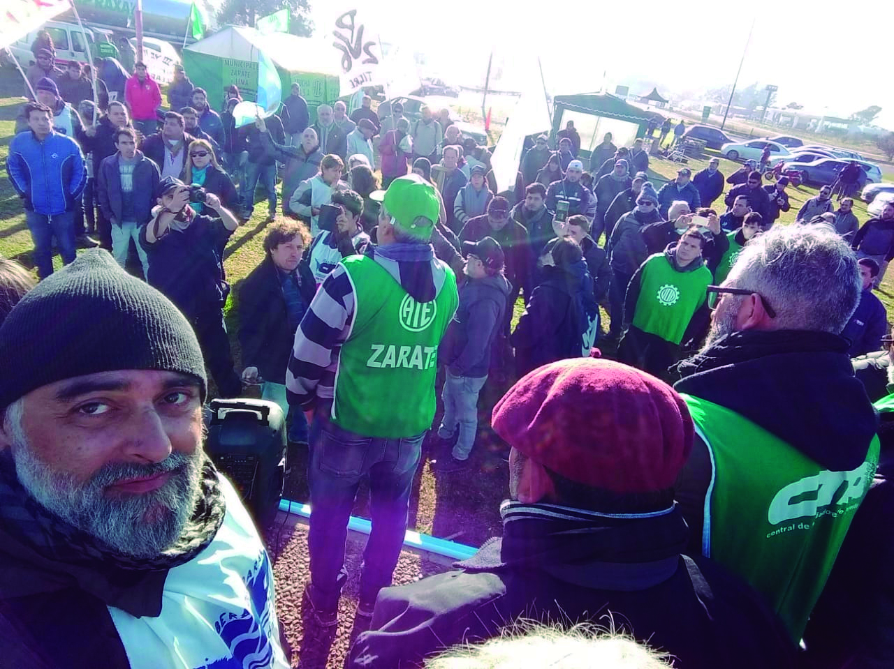 Caravana por la soberanía:Visitaron a despedidos que están manifestándose en la rotonda