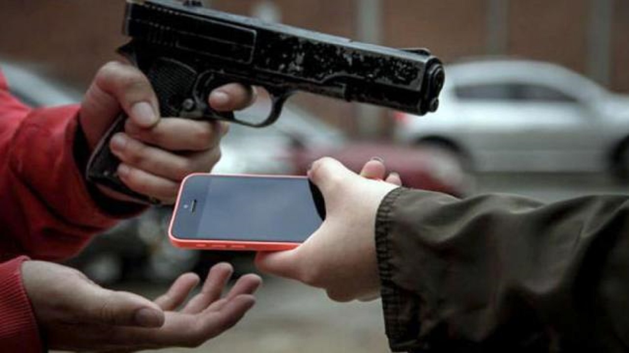 Intentan robar, a mano armada; el celular de una menor