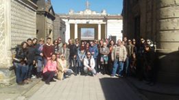 Siguen las visitas.Numeroso público en el recorrido por el cementerio local