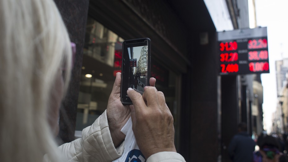 Tras el mensaje de Macri Pese a los anuncios y a las ventas del Banco Central, el dólar se disparó y llegó a $ 34,40