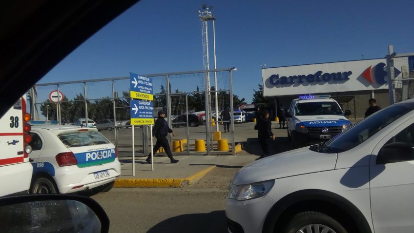 Hay nueve detenidos por intento de saqueo en un supermercado de Comodoro
