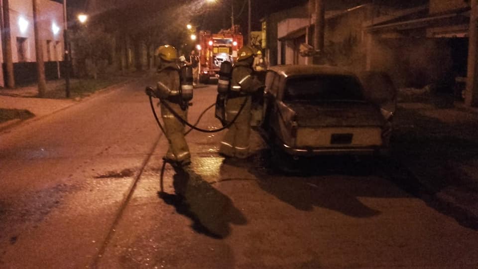 Incendian dos autos abandonados: ¿Piromaníaco Suelto?