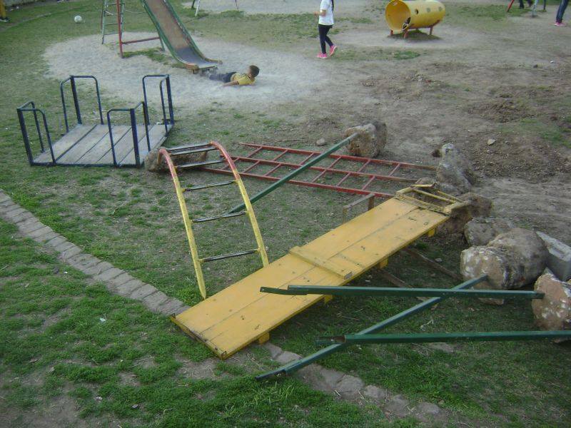 Plaza Colón. Reparan y mejoran los juegos para niños