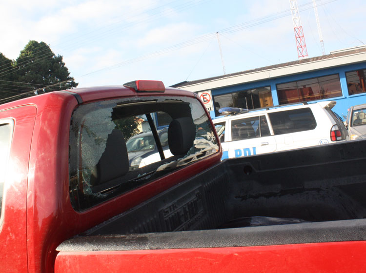 Le rompen el vidrio a una camioneta municipal