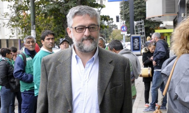 El ministro de Trabajo niega que se haya cerrado la paritaria por decreto y convocan a docentes