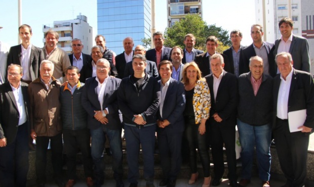 Intendentes de Cambiemos buscan una salida para que la crisis no los arrastre