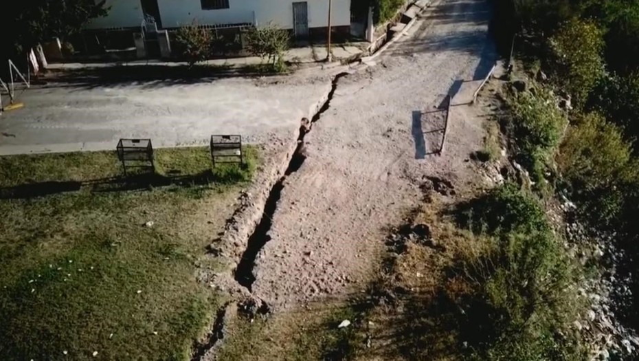 Cómo se formó la grieta que amenaza con “tragarse” un pueblo en Entre Ríos