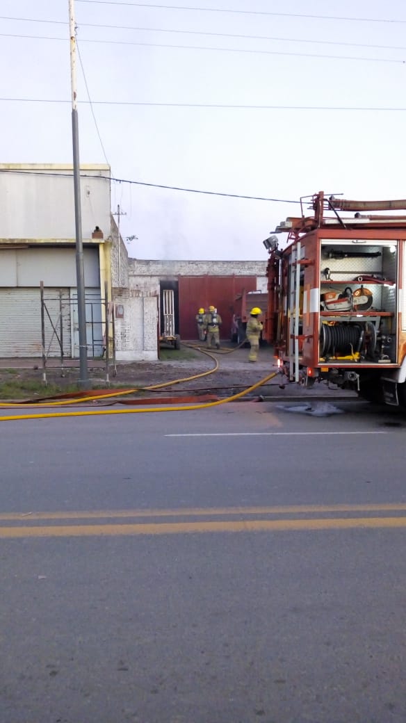 Hace Instantes: Principio de incendio en un deposito