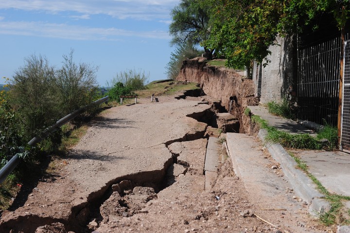 Así creció en una semana la grieta de Diamante: desalojan a 14 familias