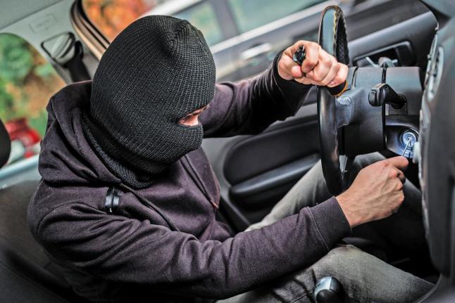 Policiales: Roban un auto y violentan la puerta de una camioneta