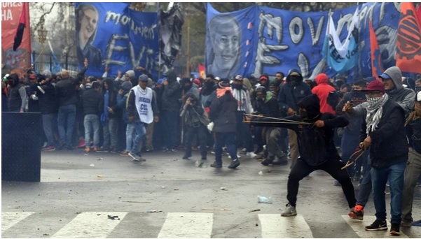 Tensión en el Congreso: manifestantes lanzan piedras y palos a la Policía en medio de la discusión por el Presupuesto