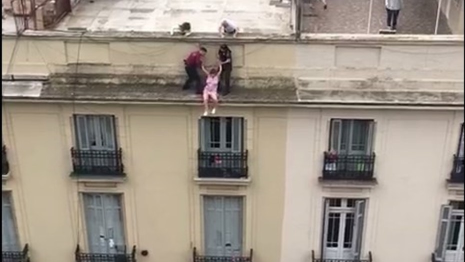 En Recoleta  Video: el heroico rescate de dos policías a una mujer que intentaba suicidarse