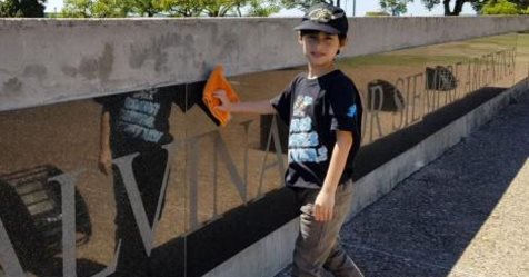 Tiene 9 años y es el guardián más tierno del monumento a los Caídos en Malvinas
