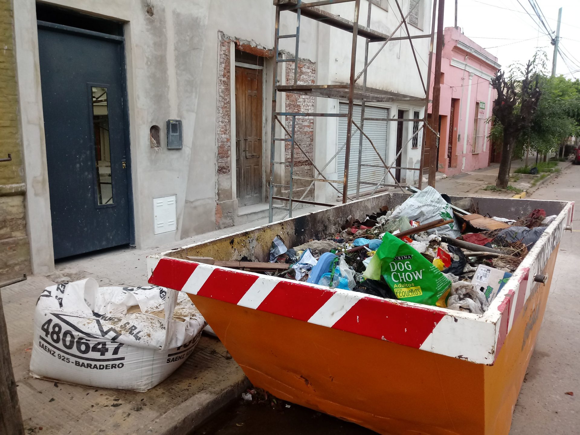 Incendio de dos volquetes en la madrugada