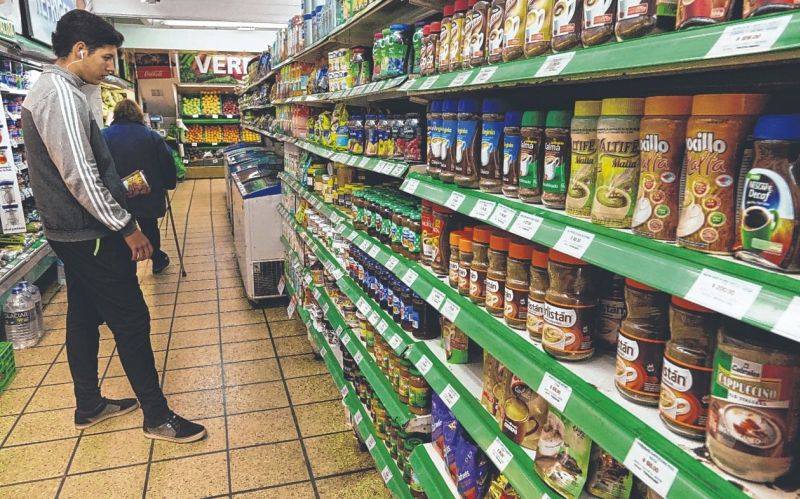 Pararse frente a la góndola y leer los precios de los alimentos ya resulta insalubre