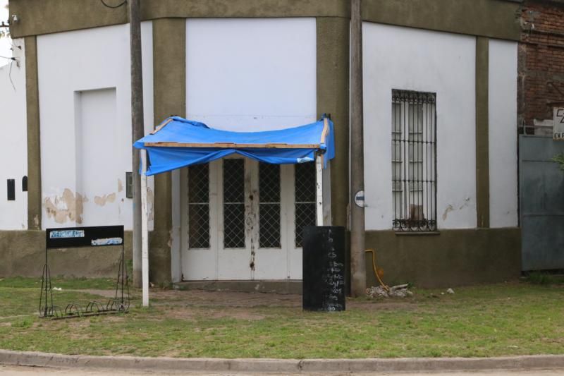 Agobiados por los robos cerraron su comercio