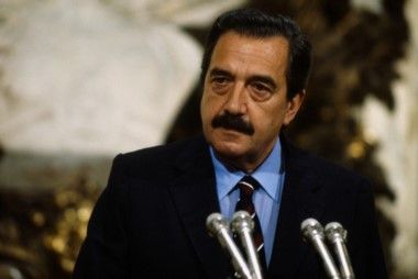 La familia de Raúl Ricardo Alfonsín dona la biblioteca del ex presidente y el mobiliario de su escritorio personal