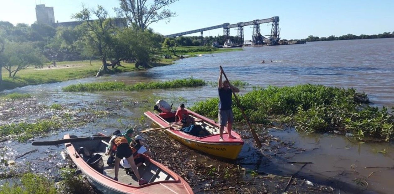 En Rosario  Fueron a limpiar el río Paraná y sacaron cinco televisores, dos sillones y un colchón