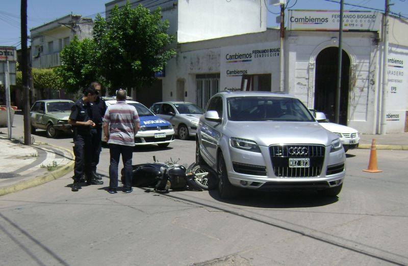 Mal encuentro de automóvil y moto en San Martín y Colombres