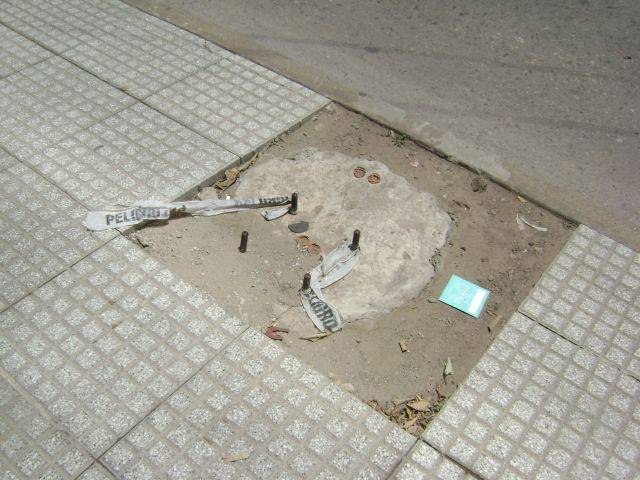 A los tropezones: Las veredas más céntricas de calle Anchorena… dan pena