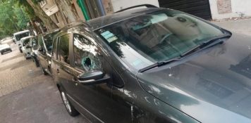 Dejó a su hija de 4 años en el auto para ir a comprar: la rescató la Policía