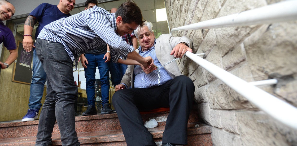 Tras 13 horas de protesta, Julio Piumato se desencadenó de la comisaría