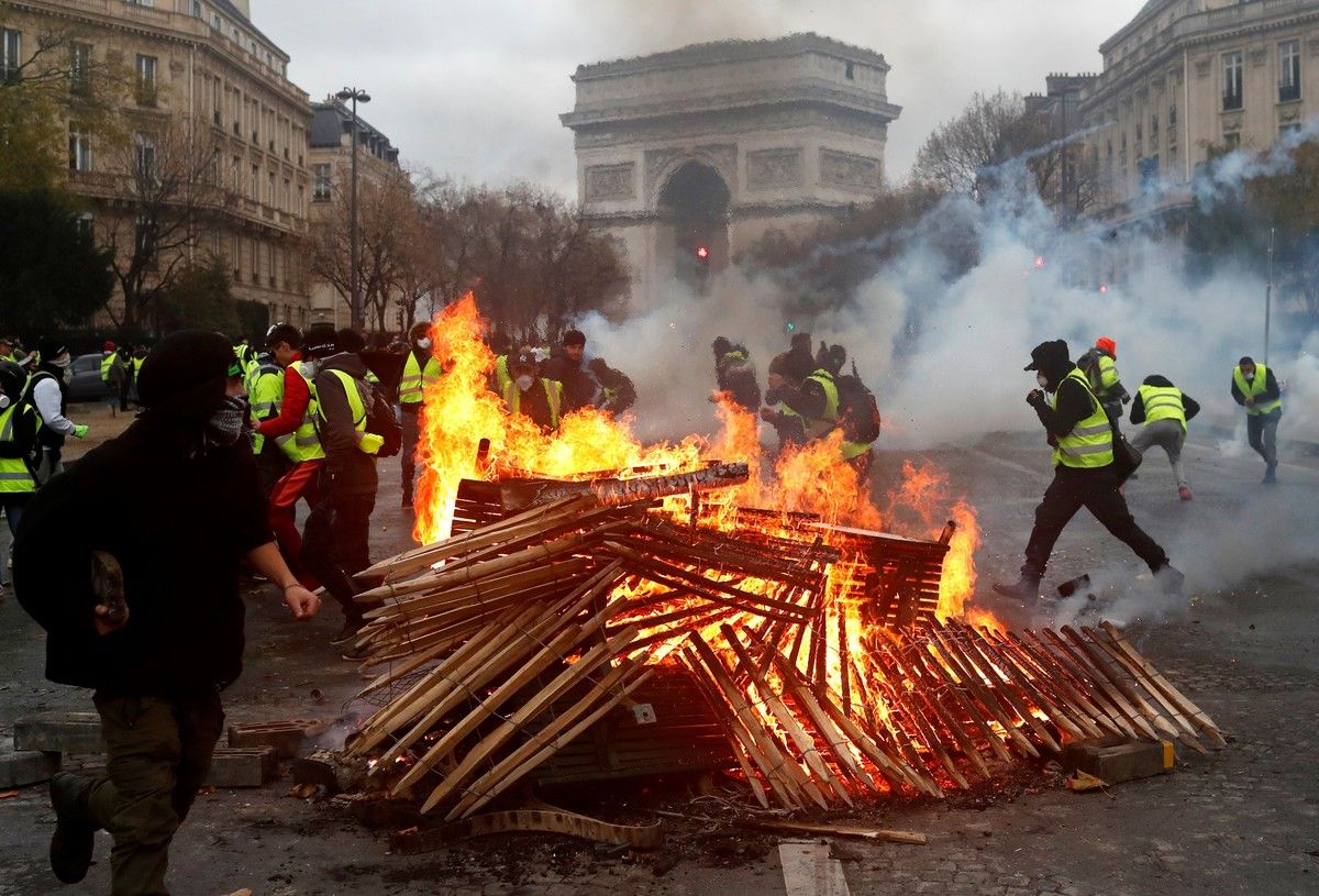 Caos y violencia en París en protestas contra el gobierno y el alza de las naftas