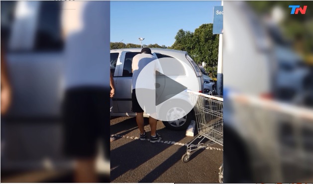 Dejaron a un bebé encerrado en el auto bajo el sol mientras hacían las compras navideñas