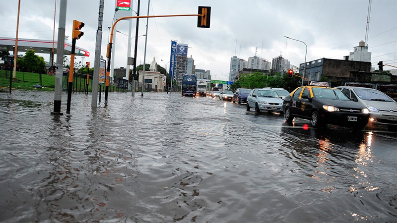 Temporal en la ciudad de Buenos Aires y el conurbano: murieron dos personas en La Plata y hay varias calles anegadas