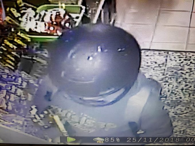 Allanamiento: Buscando armas encontraron un casco