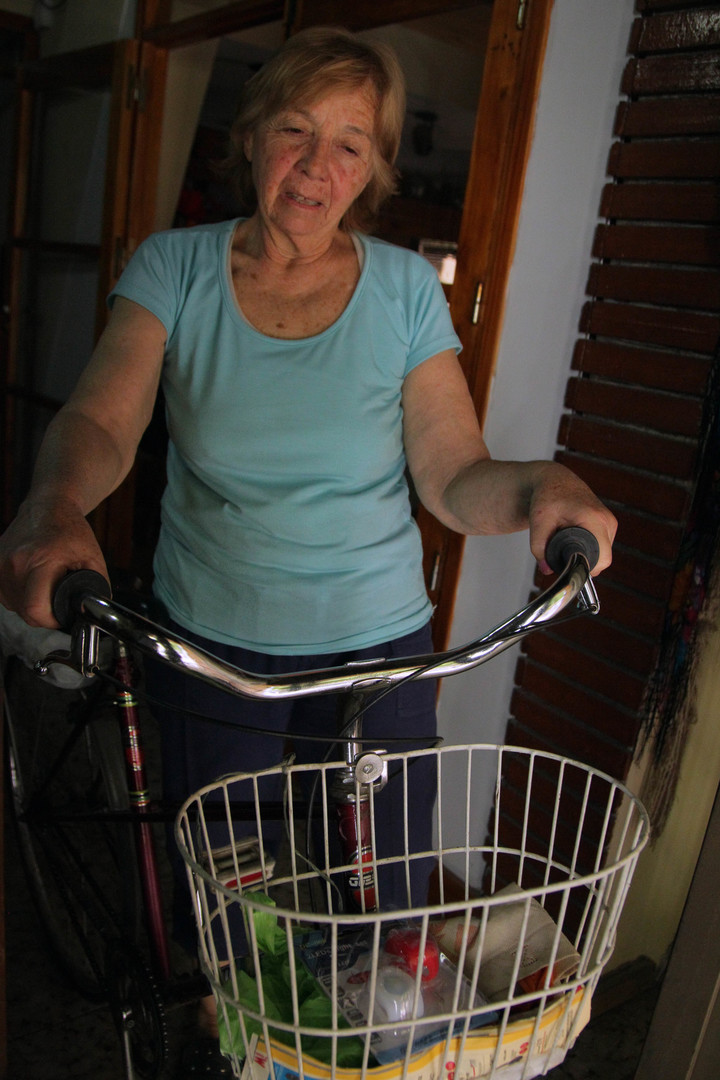 Una jubilada mendocina salió a comprar el pan en bicicleta y le hicieron una multa de $14.000 por no llevar casco