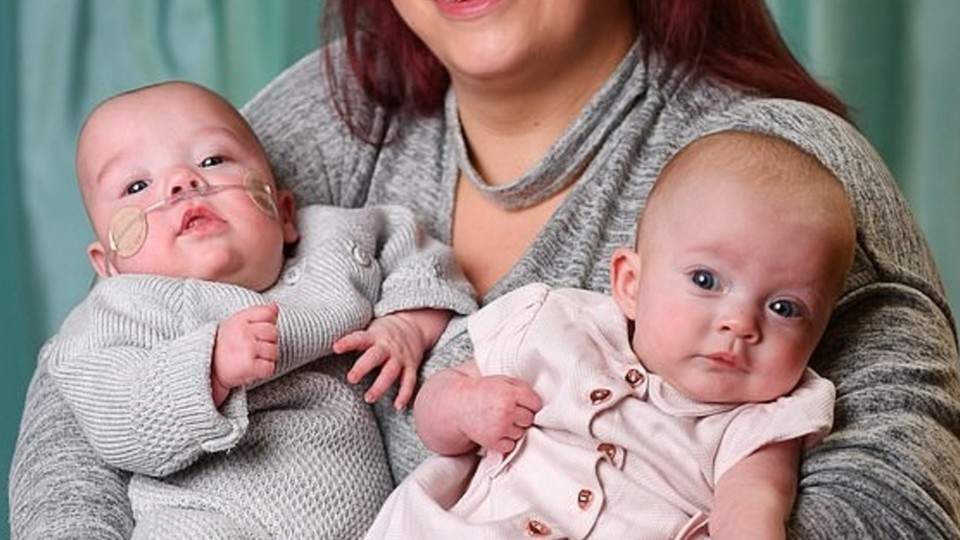 Inglaterra: Un parto de mellizos que nacieron con doce días de diferencia