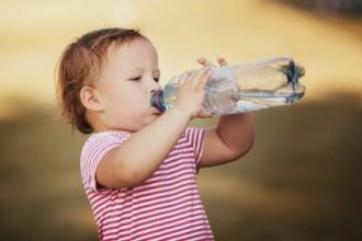 Cómo prevenir la deshidratación y los golpes de calor en los más chicos